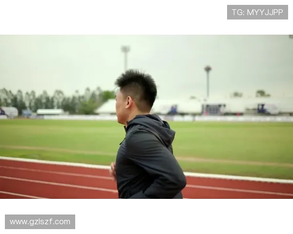 退役足球明星在晨曦中跑步的动人瞬间展现运动魅力与坚持精神 退役足球明星在晨曦中跑步的动人瞬间展现运动魅力与坚持精神