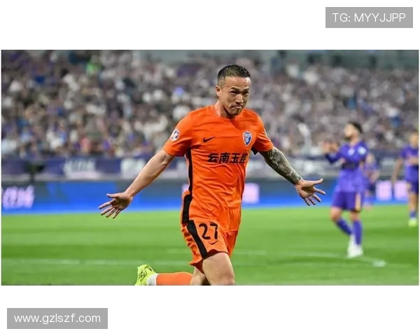 足球明星与豹子的精彩瞬间展现力量与优雅的完美结合